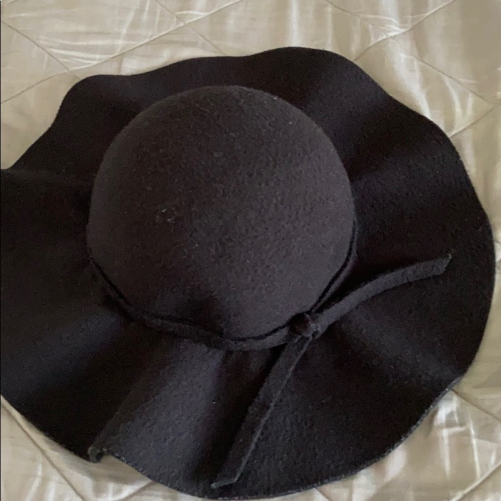 Chic soft-lined hat with side bow 🖤